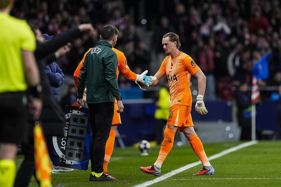 开云体育官网-欧冠开场两次失误送大礼 22岁热刺门将17分钟被换下 哭着径直离场